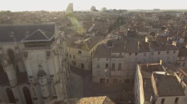 Montpellier, Fransa 'daki Saint Roch kilisesinin insansız hava aracı görüntüsü..