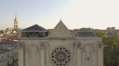 Montpellier, Fransa 'daki Saint Roch kilisesinin insansız hava aracı görüntüsü..