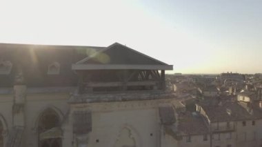 Montpellier, Fransa 'daki Saint Roch kilisesinin insansız hava aracı görüntüsü..