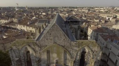 Montpellier, Fransa 'daki Saint Roch kilisesinin insansız hava aracı görüntüsü..