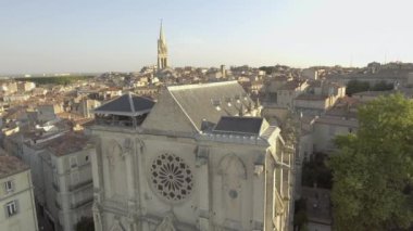 Montpellier, Fransa 'daki Saint Roch kilisesinin insansız hava aracı görüntüsü..