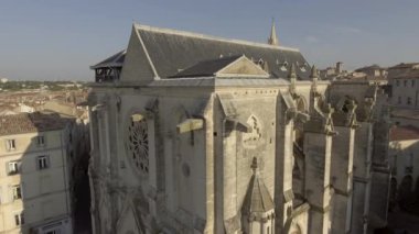 Montpellier, Fransa 'daki Saint Roch kilisesinin insansız hava aracı görüntüsü..