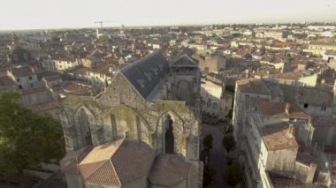 Montpellier, Fransa 'daki Saint Roch kilisesinin insansız hava aracı görüntüsü..