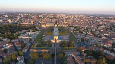 Montpellier 'de hava aracıyla gün batımına doğru peyrou park edin.