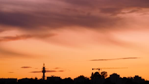 Byggkran Och Telekommunikationsantenn Siluett Med Solnedgång Orange Himmel Montpellier — Stockvideo