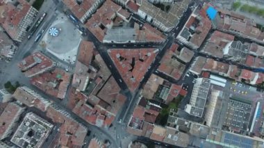 Montpellier dikey görünümlü İHA şeklindeki bir üçgen binadan uçuyor.