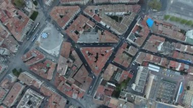 Montpellier üzerinde dikey drone görüntüsü. Havadan