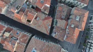 Montpellier 'in eski Akdeniz' deki çatılarının insansız hava aracı görüntüsü. Hava dikey görünümü