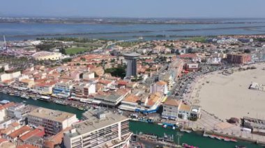 Palavas les Flots Kanalı ve ünlü restoran kulesi Fransa 'nın sahil beldesi güneşli hava günü