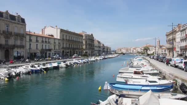 Sete Franciaország Kilátás Csatorna Dokkolt Hajók Lakóterület Herault Occitanie Napos — Stock videók