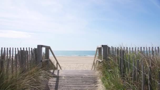 Caminhando em um caminho em direção à praia de areia do mar Mediterrâneo França Sete dunas — Vídeo de Stock