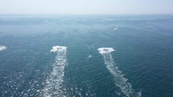 地中海のジェットスキーレースの空中ビュー晴れた日の夏の水 — ストック動画