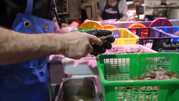 Oyster Farmer Apre Gusci Ostrica Mercato Del Pesce Sete France — Video Stock