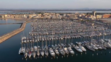 Palavas-les-Flots limanında botlar Fransa Montpellier arka planda Pic Saint Loup gün doğumu