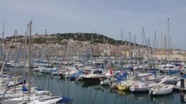 Sete limanındaki tekneler rıhtıma yanaştı Mont Saint Clair arka planda Fransa Occitanie