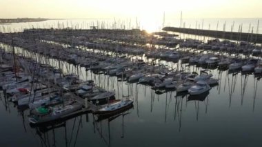 Palavas 'ın limanındaki bir teknede gün doğumu Fransa' nın cam gibi suları kenetlenmiş gemiler.