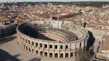 Nimes Arenası 'nda seyahat eden havadan dönüş, güneşli bir kış günü olan Roma amfitiyatrosudur.