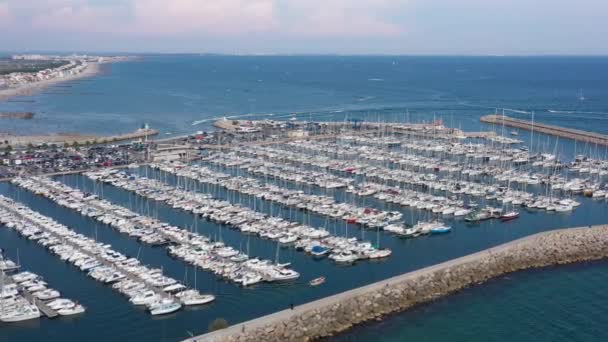 ボートでいっぱいの港Palavas Les Flotsドッキングされた船空撮ビュー晴れた日フランス Herault Occitanie — ストック動画