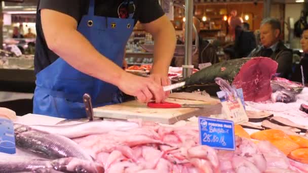 Fischhändler bereitet etwas Fisch auf einem lokalen Markt zu Sete France Herault Occitanie — Stockvideo