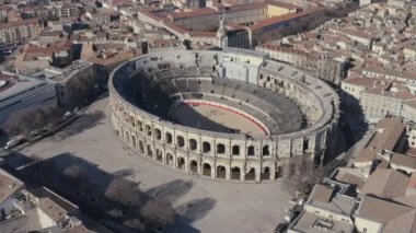 Nimes arenasının güzel hava manzarası geniş oval açık hava mekanları Roma amfi tiyatrosu