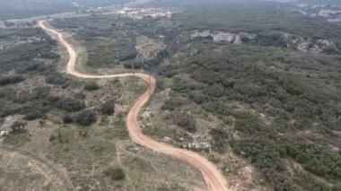 Garrigue France 'daki yüksek voltaj hattının havadan görünüşü.