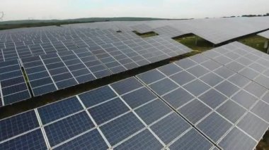 Düşük hava görüntüsü endüstriyel güneş enerjisi çiftliği bulutlu bir gün