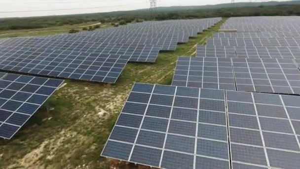 Linhas Módulos Fotovoltaicos Parque Solar Que Cria Eletricidade França — Vídeo de Stock