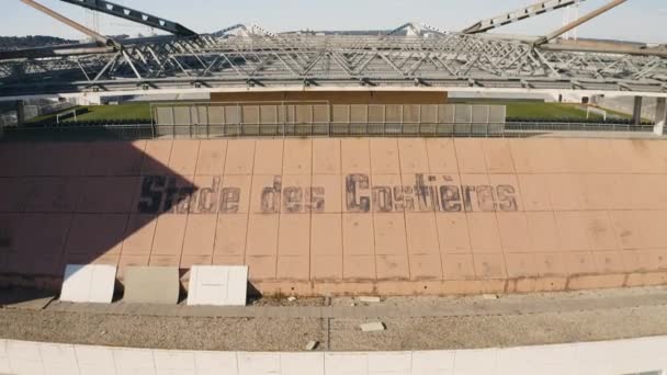 Descubriendo Campo Fútbol Estadio Des Costires Nmes Francia Gard Lanzamiento — Vídeo de stock