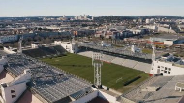 Stadyumdaki futbol sahasını keşfeden Costire 'lar Fransa' yı arıyor. 