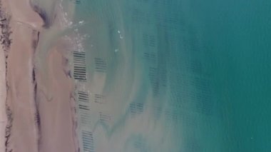 Normandiya Çıkarması 'nda Arromanches yakınlarında Asnelles' deki istiridye çiftliği. Hava dikey görünümü