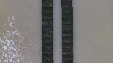 Normandiya çıkartma günü Fransa sahillerinde, denizdeki istiridye kafeslerinin dikey hava aracı görüntüsü