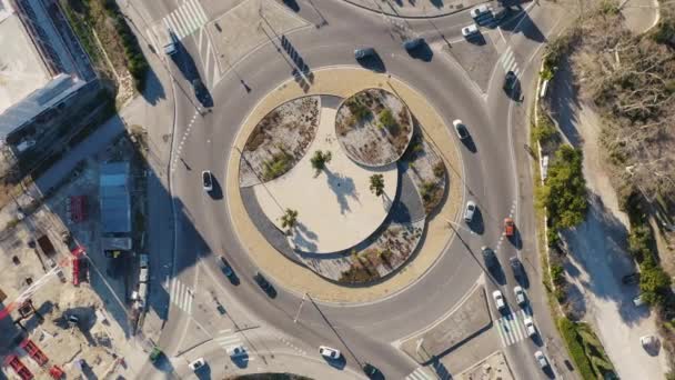 交通とのロータリーの空中ドローンビューフランスの円形カメラの動き — ストック動画