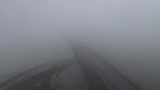 Strada giorno davvero nebbioso andando a Mont Saint Michel vista drone aereo Francia — Video Stock