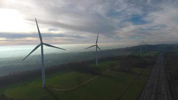 Lotnicze Turbiny Wiatrowe Elektryczne Generatory Zielonej Energii Mglisty Poranny Krajobraz — Wideo stockowe