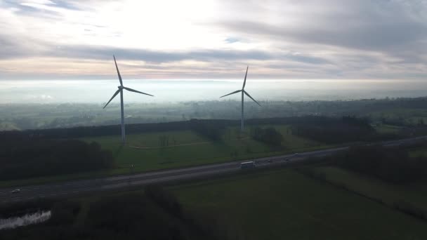 Hava Izleme Rüzgar Türbinleri Elektrik Yeşil Güç Jeneratörleri Sisli Sabah — Stok video