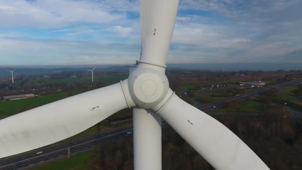 Letecké Stopovací Větrné Turbíny Elektrické Zelené Generátory Mlhavá Ranní Krajina — Stock video