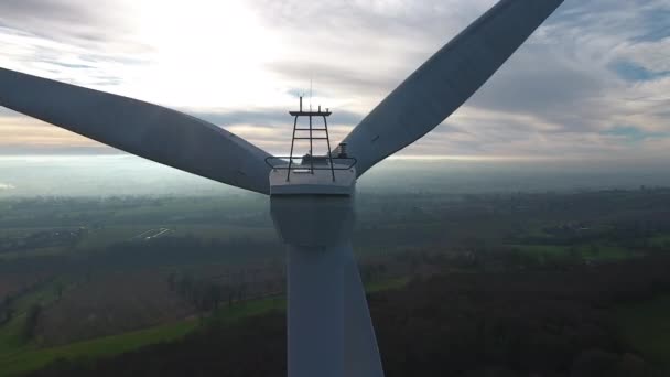 Turbinas Eólicas Rastreamento Aéreo Geradores Elétricos Energia Verde Misty Paisagem — Vídeo de Stock