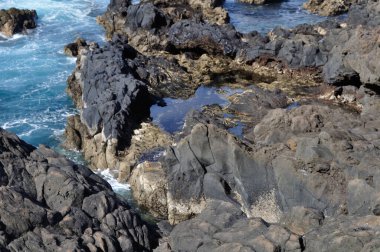 Deniz şimdi daha önce cezalandırılmış kayaların üzerinde dinleniyor.