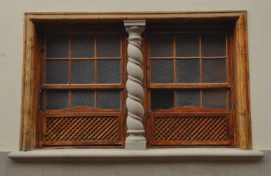 Tahta pencereyi koruyan taş sütun.