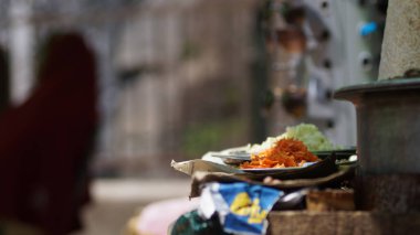 Hindistan 'da bir sokak yemeği tezgahındaki malzemeler.