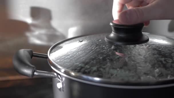 Uma Panela Água Fervente Uma Mão Abre Tampa Cozinha Acolhedora — Vídeo de Stock