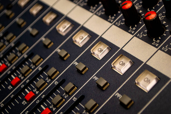 Close up de los botones de una consola de sonido