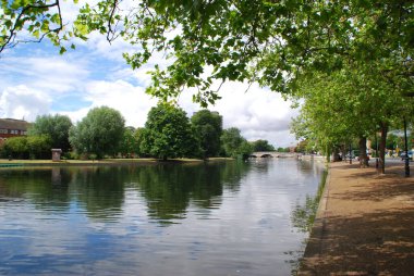 Büyük Ouse ve Embankment Bedford, İngiltere 'nin ortasında.