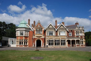Dünya Savaşı sırasında Buckinghamshire 'daki Bletchley Park Malikanesi Müttefiklerin şifre kırma üssüydü.
