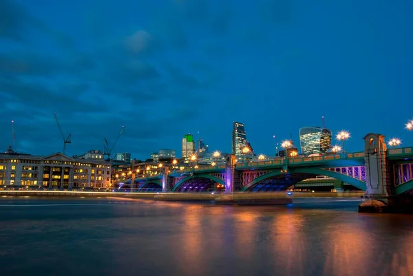 Southwarkbron Från Themsens Södra Strand Tidigt Kvällen — Stockfoto