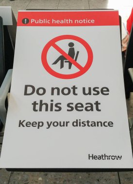 Covid-19 salgını sırasında Londra 'daki Heathrow Havalimanı' nda sosyal mesafeli tedbirler alındı