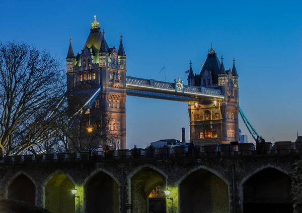 英国ロンドン塔の近くの夕暮れ時の象徴的なタワーブリッジ — ストック写真