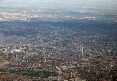 Londra şehrinin bir uçaktan yayılışına tepeden bakan 