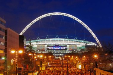 Londra 'daki Wembley Stadyumu' nun ışıklandırılmış kemeri.
