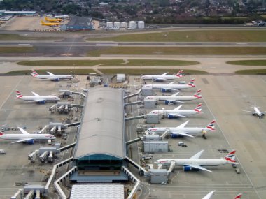 Londra Heathrow Havaalanı 'ndaki bir terminalin dışında bir sıra uçak.